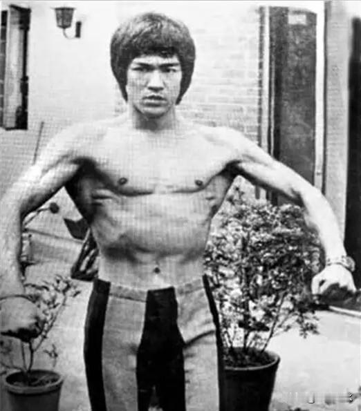 李小龙33岁突然离世，核心原因真不是阴谋，是身体透支到了极限。
 
李小龙33岁