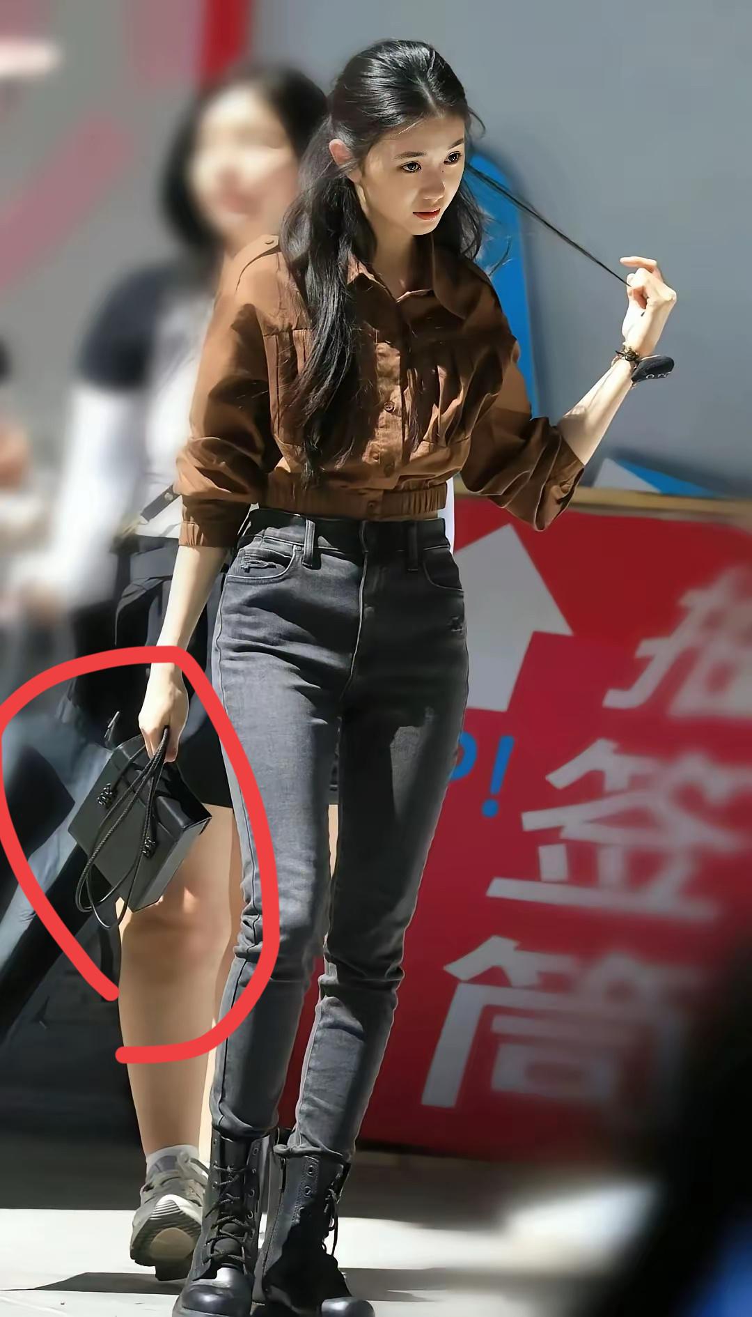 我朋友卖包的，他说刘浩存手里的这个包只要200元，不知道是不是真的