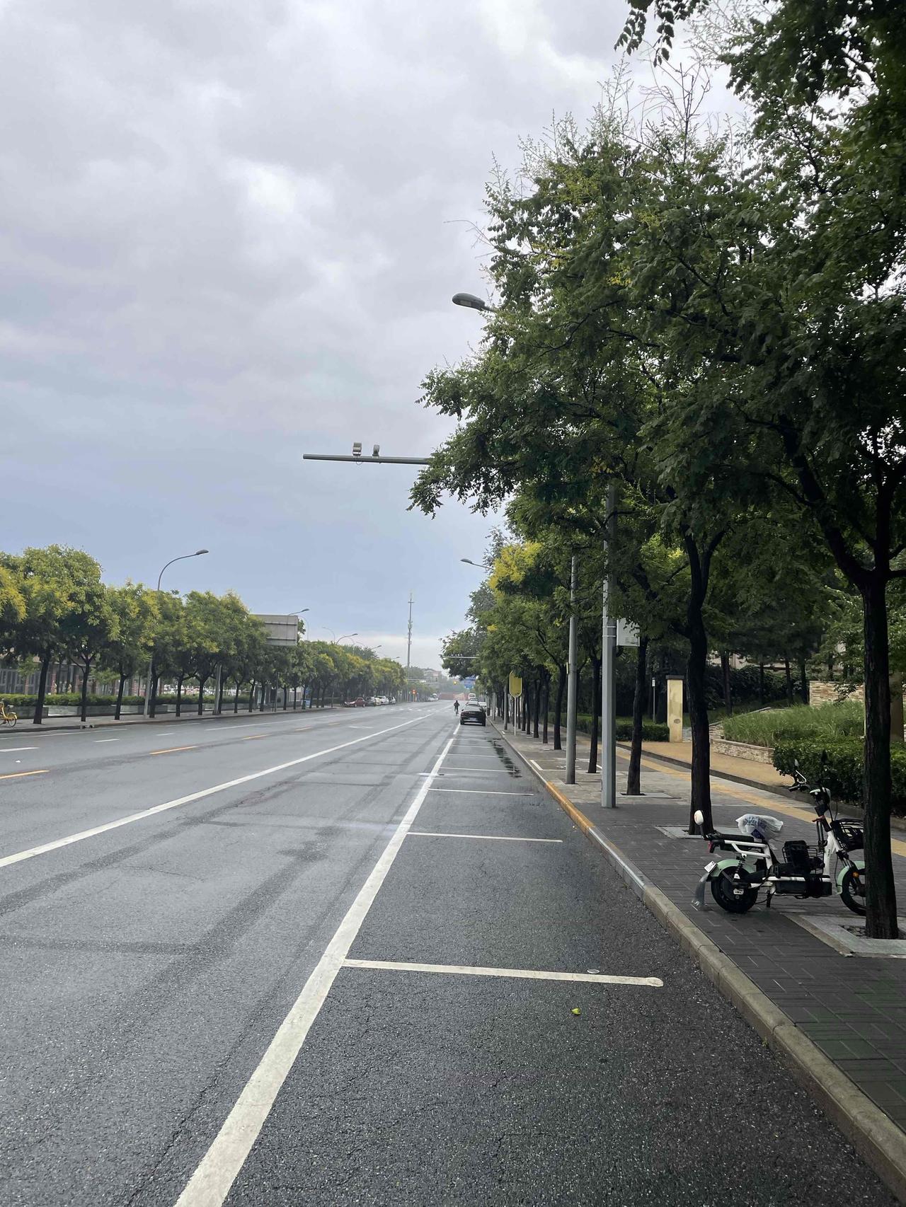 穿上笨重的防水鞋，5点半继续完成我的5公里晨跑。雨后晨跑的感悟:
1. 空气通透