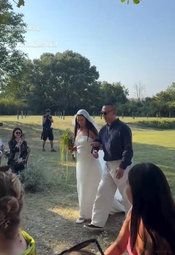 姜文女儿孕肚姜文女儿宣布怀孕 21日晚，姜文女儿姜一郎发ins限动宣布怀孕，她对