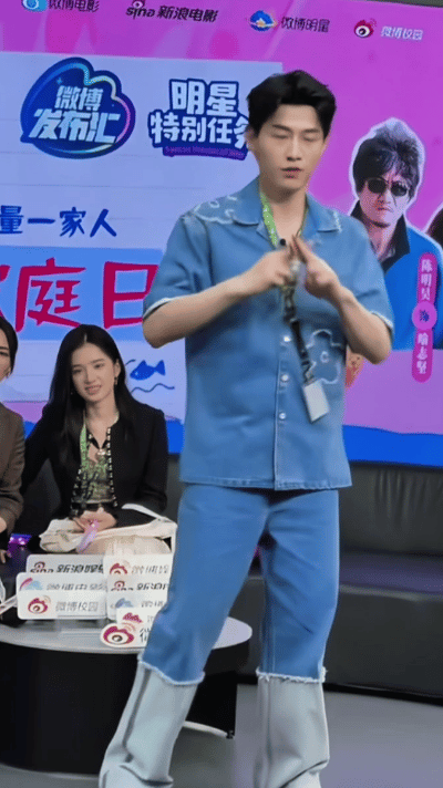 仪看运来就和看二傻子一样 ​​​