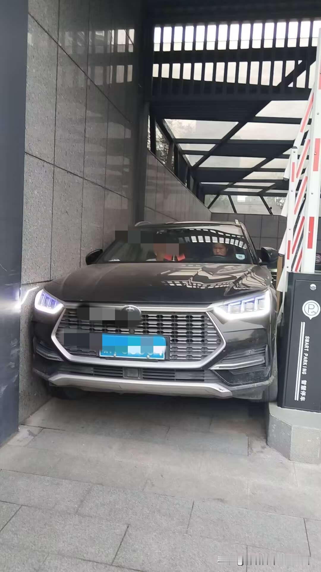 挤不进去硬要挤，这下芭比了吧！卡住了不说，还惹别人笑话[捂脸]
看到一个视频，一
