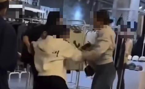 “全世界都讨厌中国人！”

首尔街头这句话刚落，两边直接动手拉扯，婴儿车在中间来