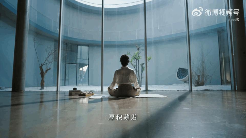 步步有数看亚洲龙的稳实力 陈数和丰田亚洲龙的气质真的很搭！流畅的车身线条，完完全