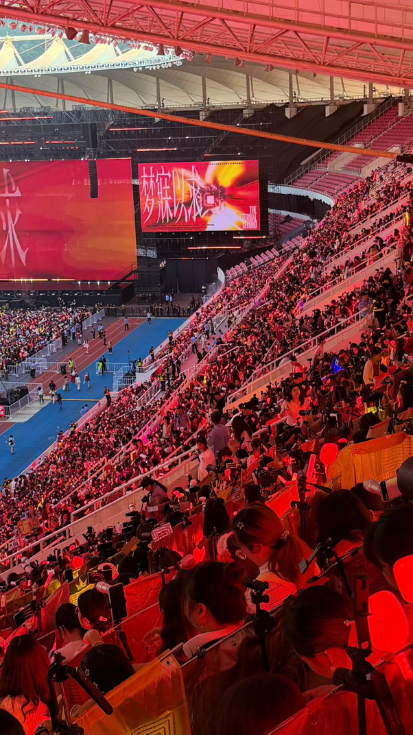 苏新皓 红海 2026年7月25日TOP登陆少年青岛演唱会现场，苏新皓粉丝以断层