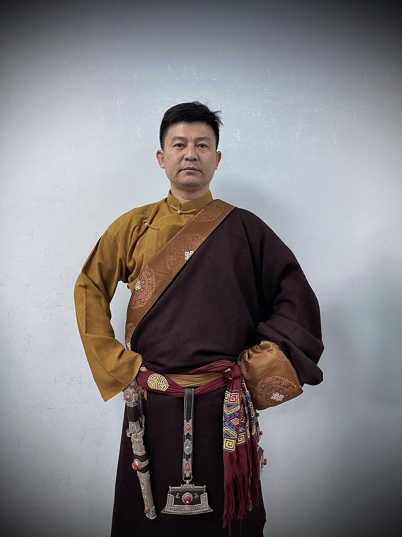 在昌都古城，我遇见了卓玛曲西。
十年，她用一针一线，把唐卡里的千年色彩，织进现代