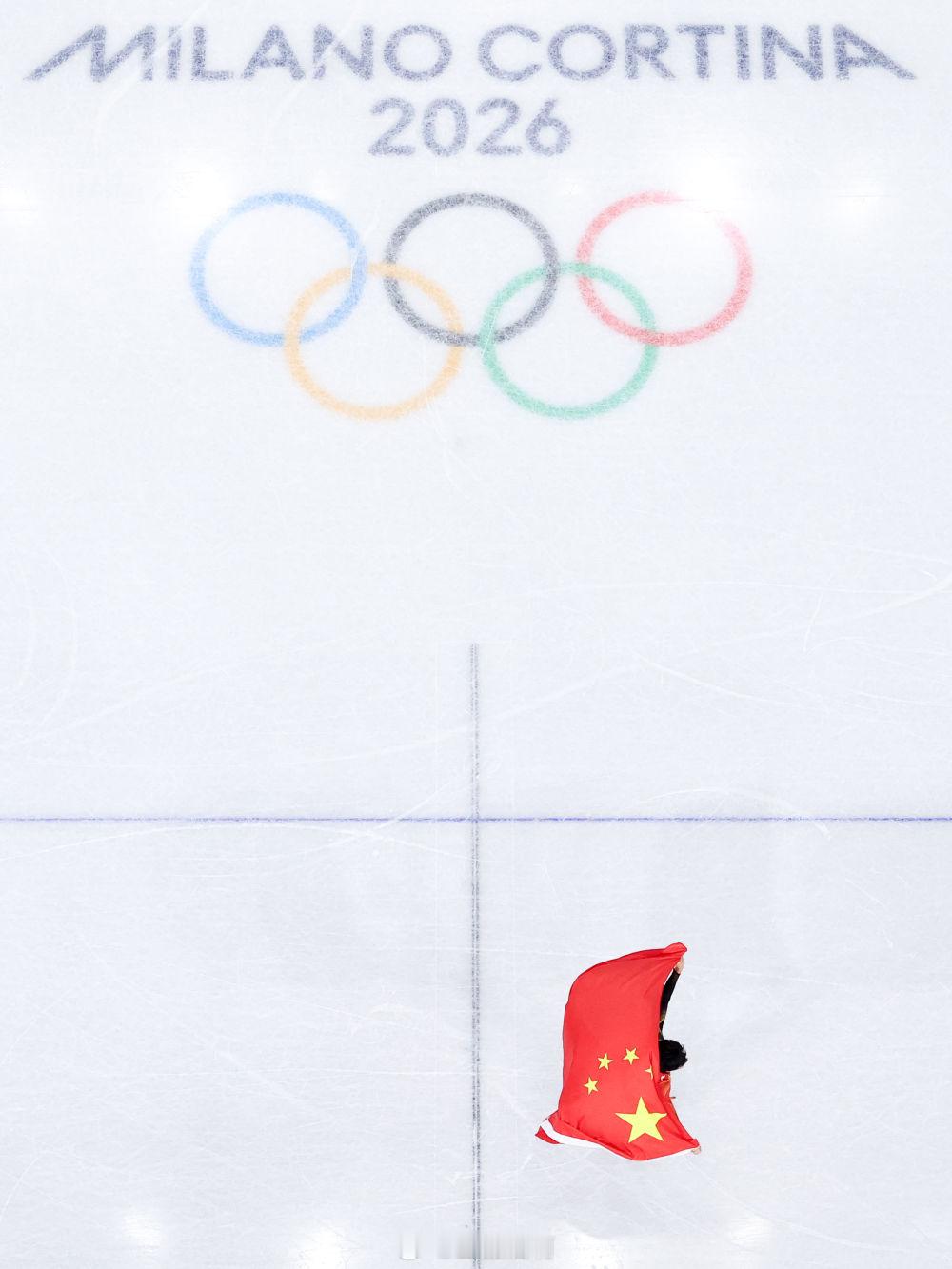 2026米兰冬奥会孙龙短道速滑1000米银牌🥈赛场上举起五星红旗🇨🇳🇨?