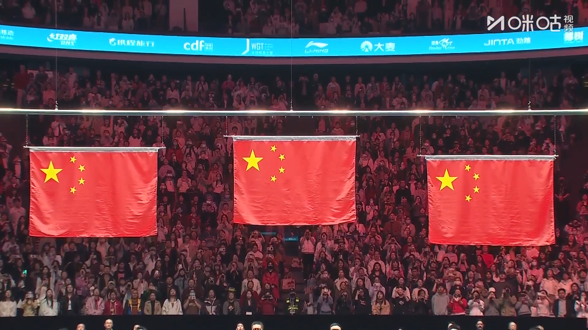 #孙颖莎高唱国歌##亚洲杯颁奖升起三面五星红旗# 亚洲杯女单颁奖，荣耀时刻升起三