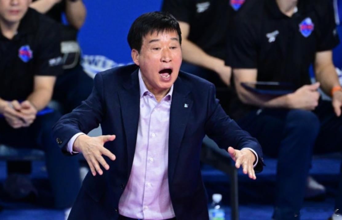 在IBK企业银行遭遇7连败后，资深老教练金哲浩就地辞职！ 韩国排球界的传奇人物金