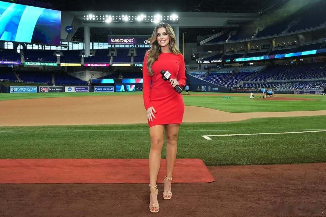Trish Christakis更新，一袭大红群迷倒训练中的棒球手nba热火 ​