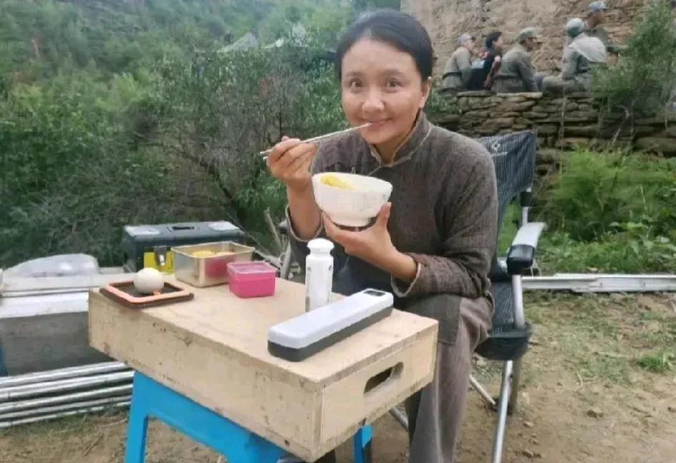 呵，孙茜这是在拍戏吧
怎么只有一个人吃工作餐呢
好简单的工作餐
不过这样吃更健康