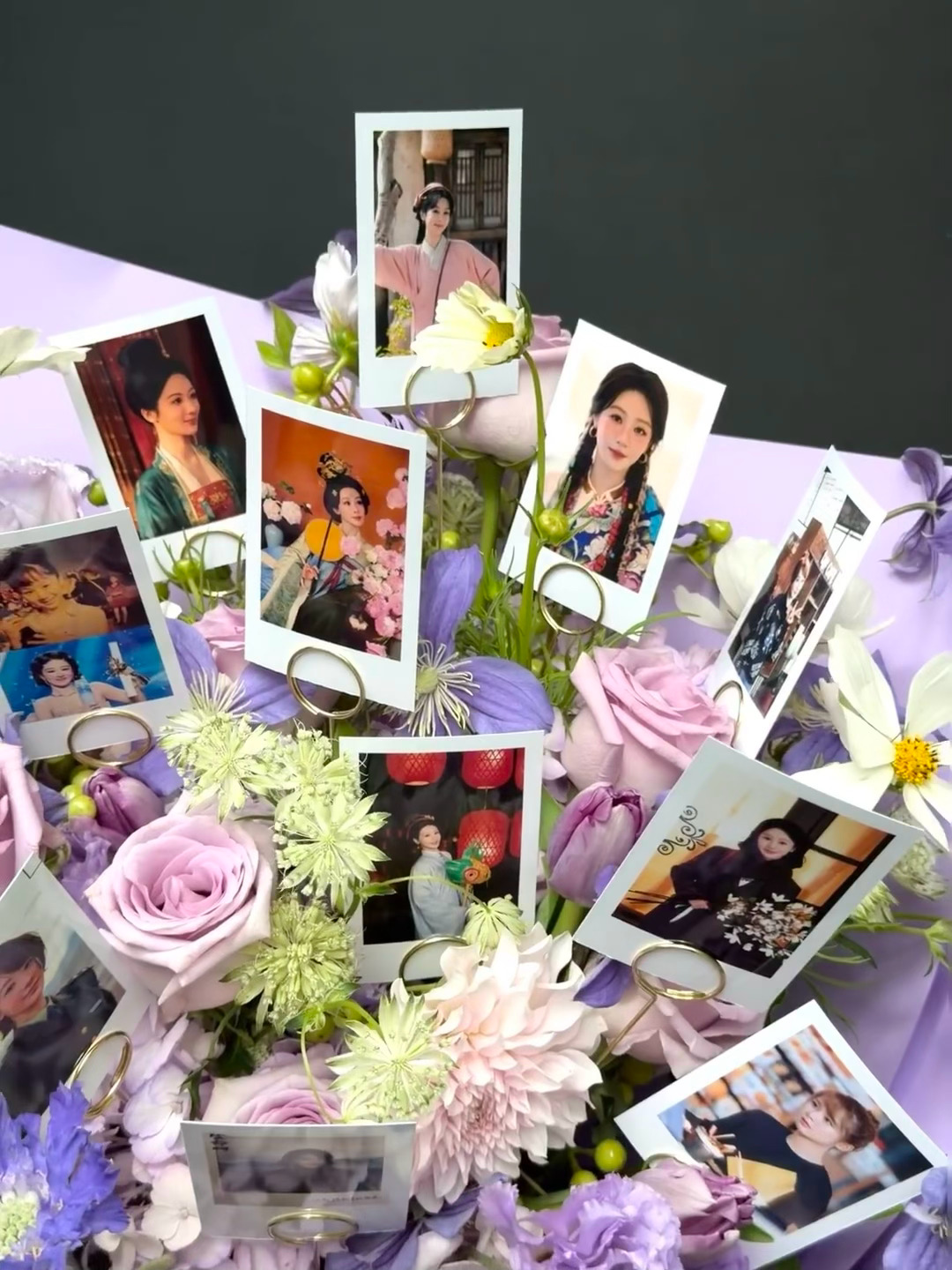 杨紫 玉泽给白玉兰视后杨紫送的花 上面全是杨紫的经典角色 ps：今天是热搜实时离