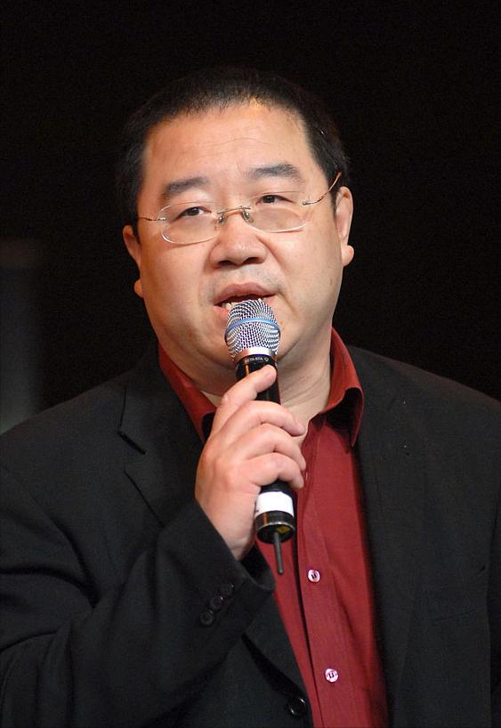 导演，英达说，我父亲英若诚，晚年肝脏出了问题，住协和医院，这个肝脏啊，本来是分解