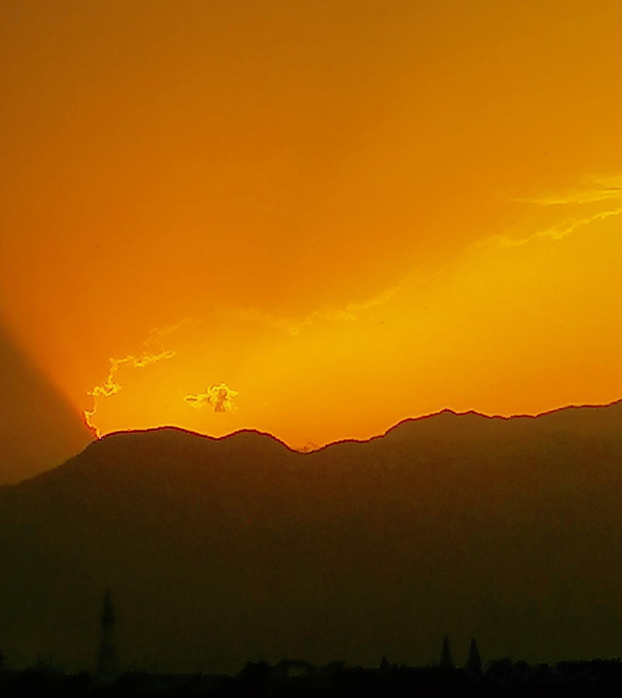 《夕阳火红，大美风景，惹人陶醉（李林6月3日摄于汉中城固）》