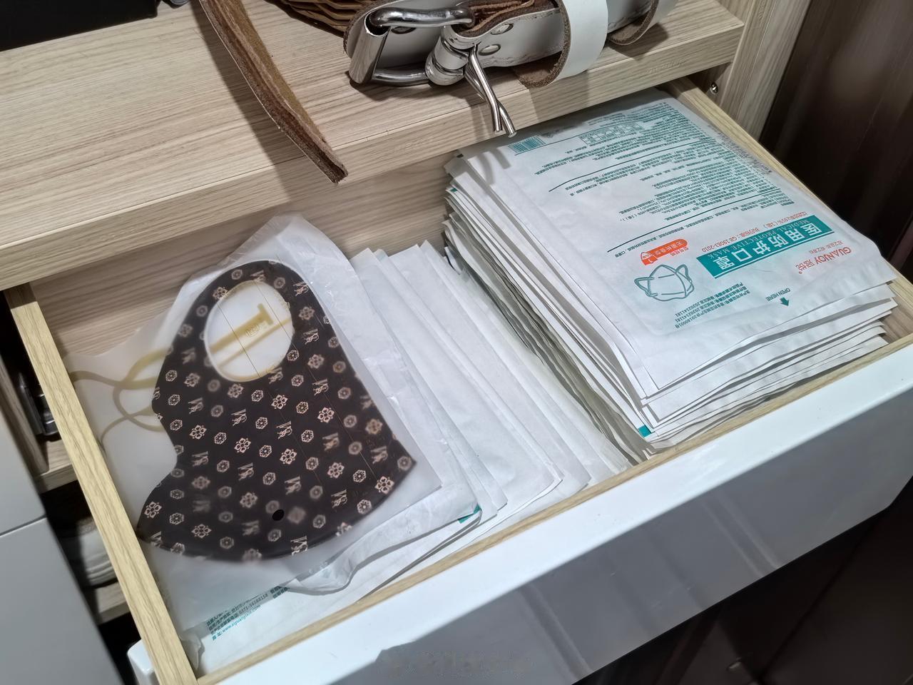 刚发现门口还有一抽屉口罩，没地儿放了。[笑哭]