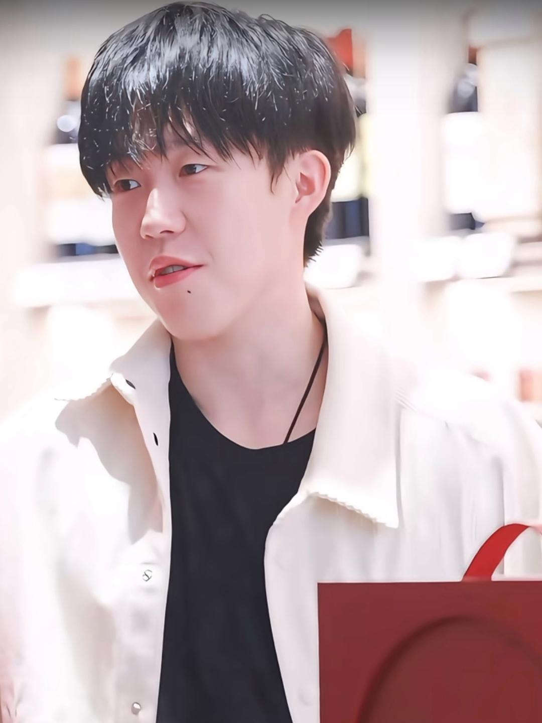 哈，这是什么时候的楚钦老师啊？清新帅锅一枚啊！是不是手机壁纸也该换了呢？赶紧收藏