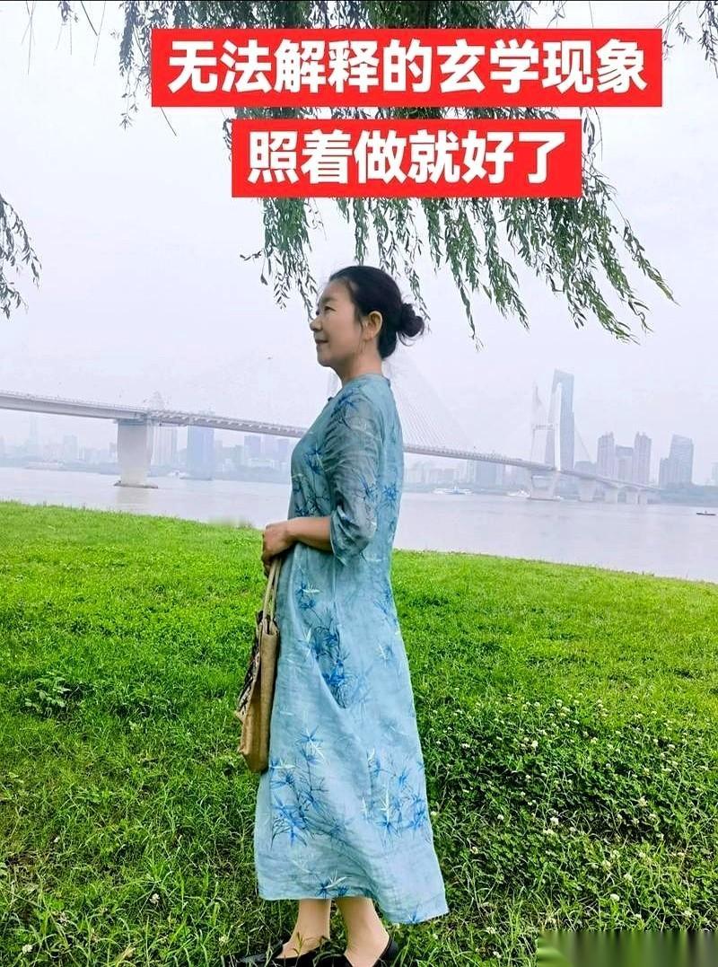 我奶奶一把攥住我的手腕，指甲掐得我生疼，死死盯着别人送我的那块玉，声音压得又低又