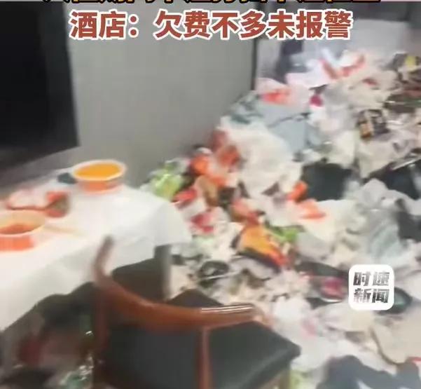 四川成都，90后小情侣为了两人可以经常在一起纠缠，就在酒店长期同居，生活邋遢不堪