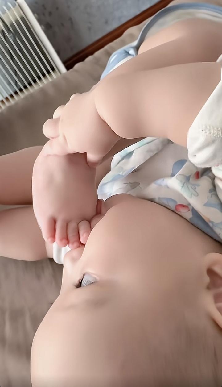 我有个疑问，为什么每个小孩吃脚，都是吃大脚趾呢？