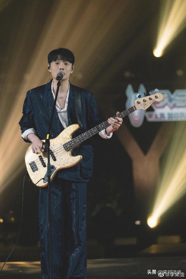 炸锅！李荣浩熬夜怒撕单依纯，版权大战杀疯了，全程不留情面！
事情起因很简单：单依