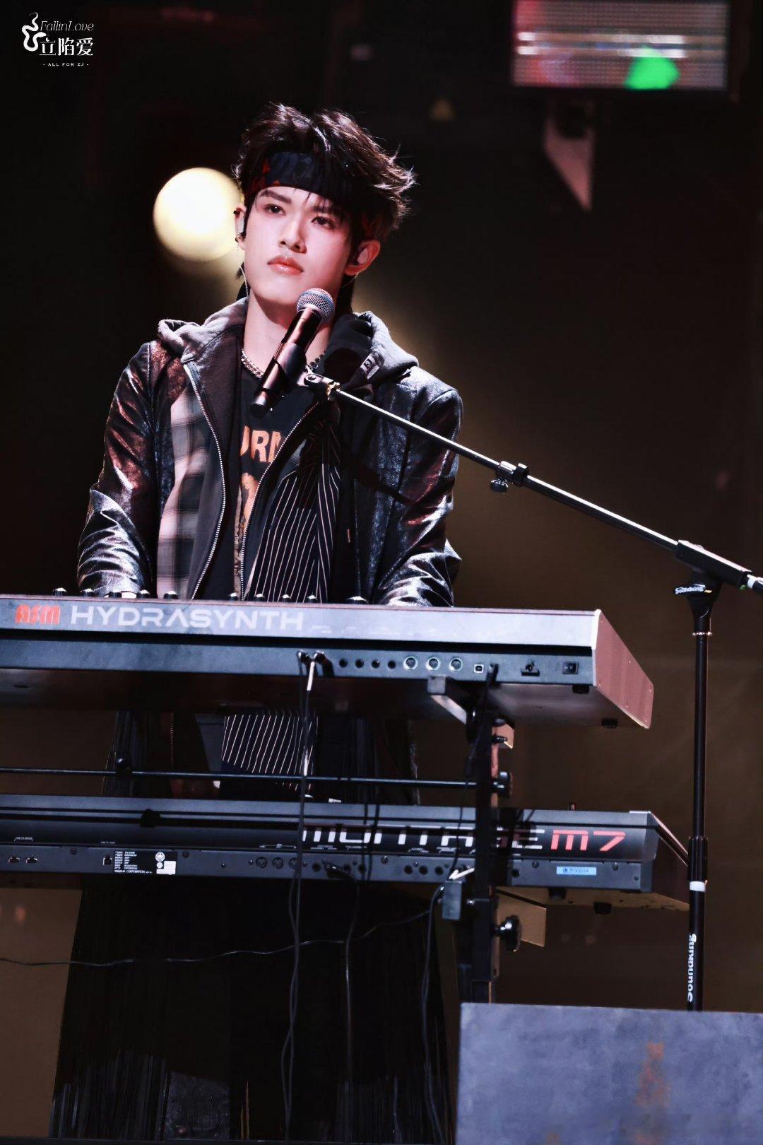 张极说我想赢大大方方说想赢，少年的野心全写在脸上，舞台上拼尽全力的样子真的太圈粉