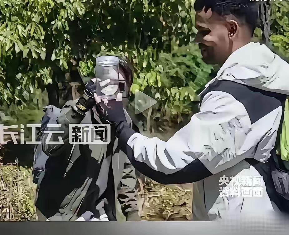 “立了大功”！武汉，一钓鱼佬郊外野钓，嫌2个老外一直在旁边吵，害他钓不到鱼，于是