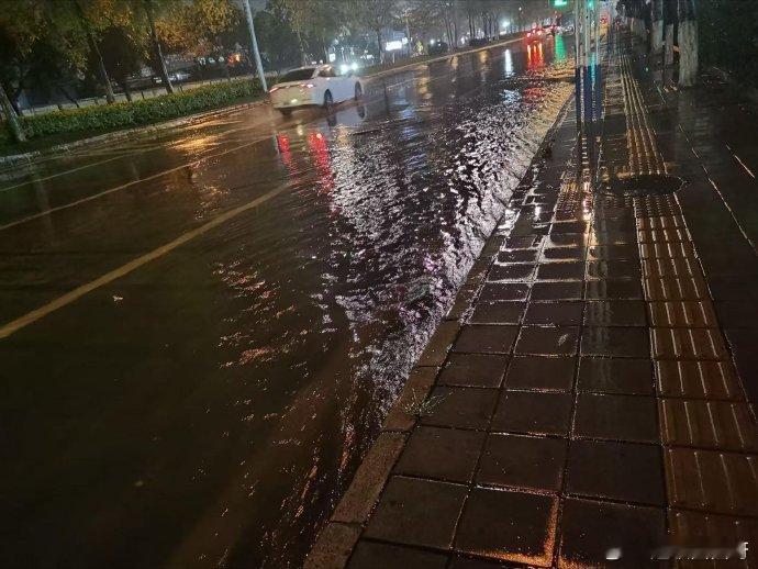 广东人被雷雨暴击了惊雷响彻天际，大雨骤然倾泻，广东多地遭遇短时强雷雨。闷热被雨水