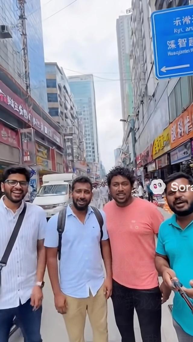 那天晚上我正窝在办公室桌角堆外卖盒的椅子上，边刷手机边等麻辣烫，突然看到群里弹出