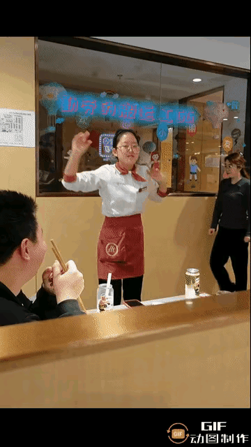 最近海底捞的科目三火起来了……
我不知道大家看到的是什么，但我看到的是一个害羞的