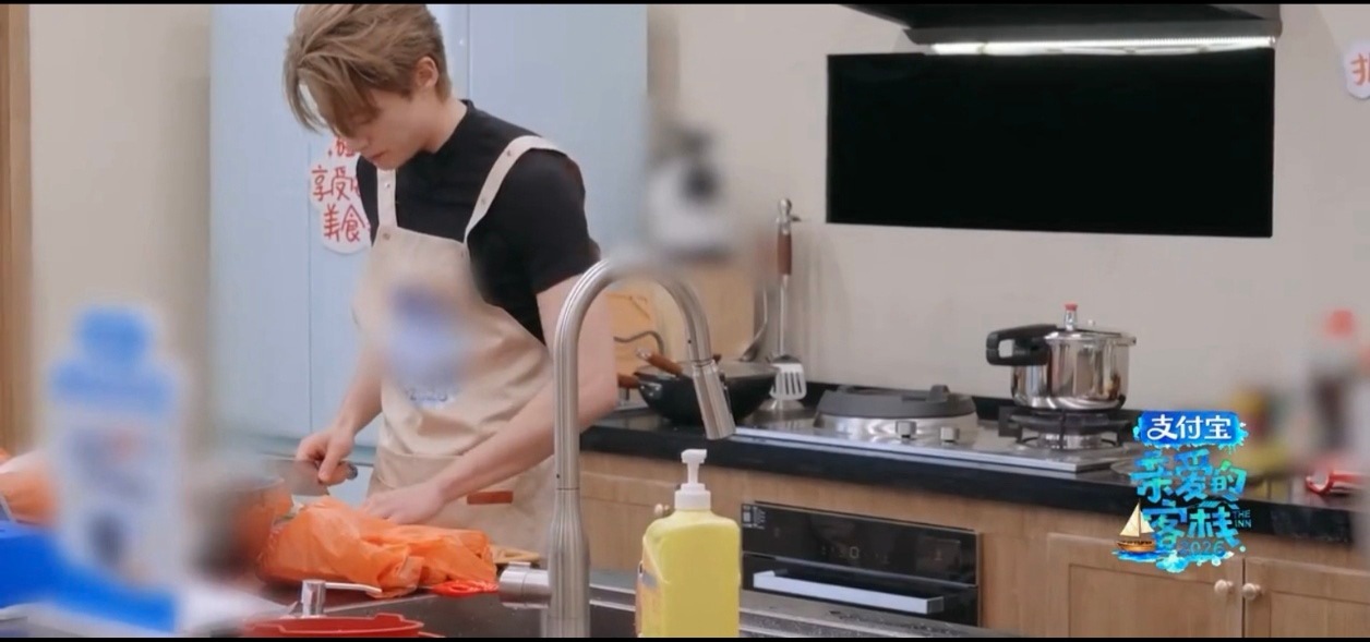 是谁看个经营类综艺也能嗑到兄弟情？王鹤棣求助的语气也太自然了，王传君快来，别让弟