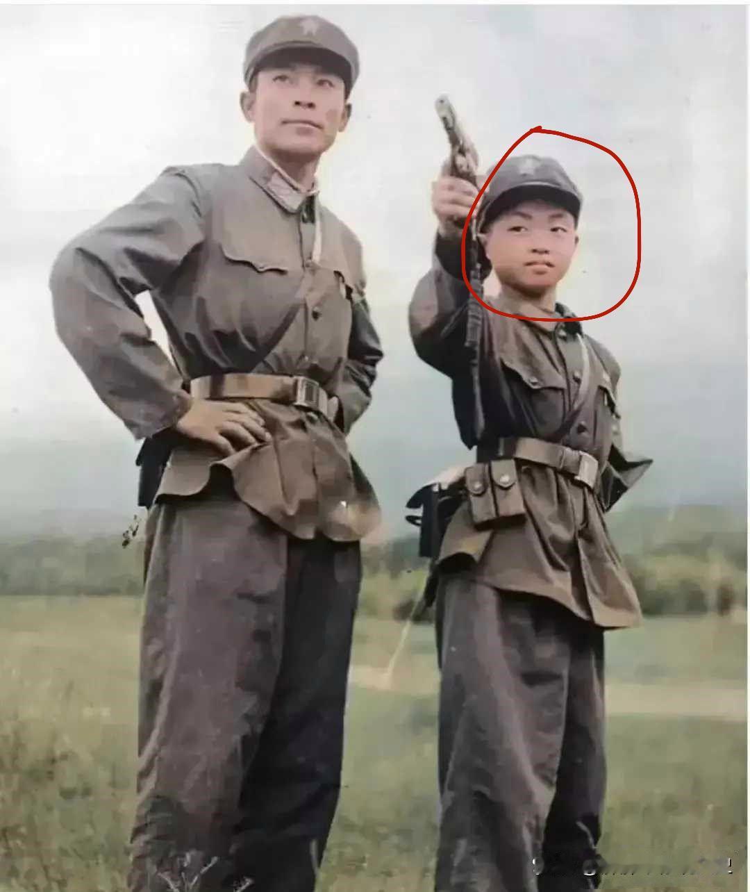 你能想象照片中举着手枪练习射击的少年郎，竟然会是如今在娱乐圈中混的风生水起的金星