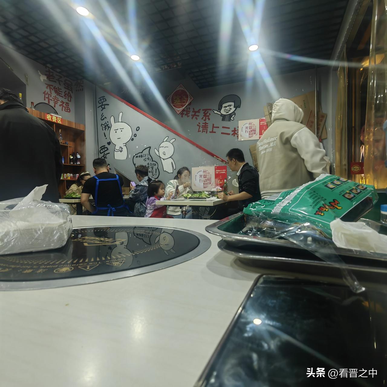 这里是堡新街挖路废墟式现场紧邻的自助涮锅店，这里有约二十种非肉涮品，这里按位自助