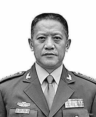 我们隆重纪念陆军航空兵某团副师职特级飞行员，100位新中国成立来感动中国人物之一