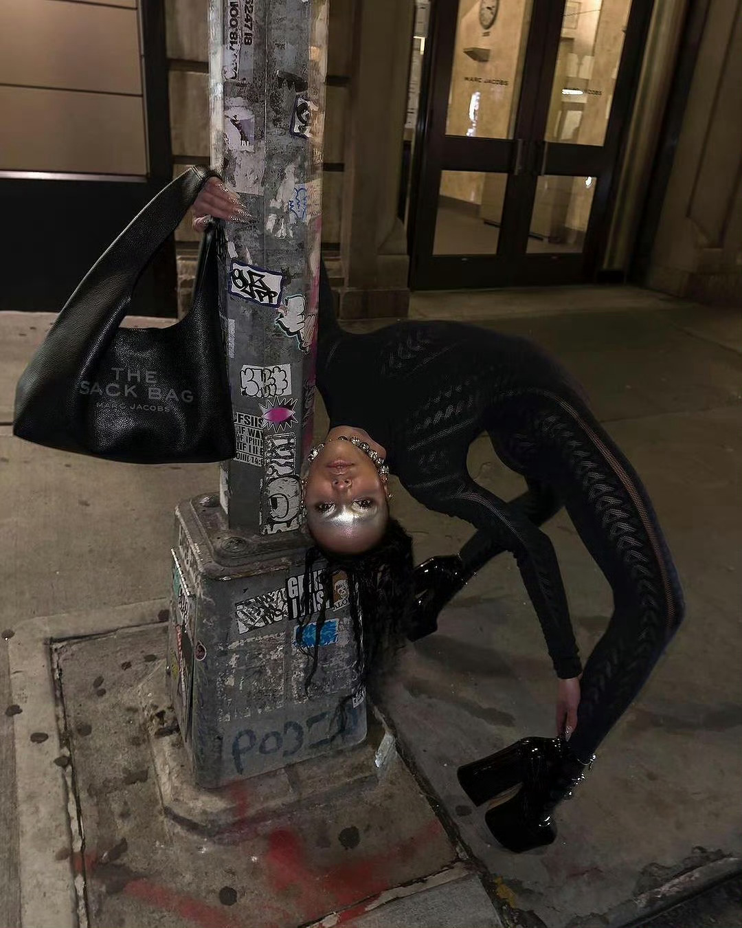 几十年了，Juergen Teller依旧喜欢在街头大摆Pose 