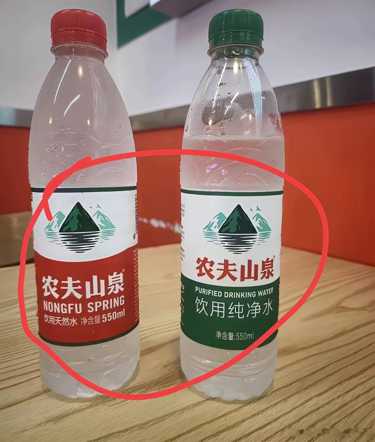 超市里面经常看到这两款矿泉水一个是红色的，一个是绿色的到底哪个更好呢？ 