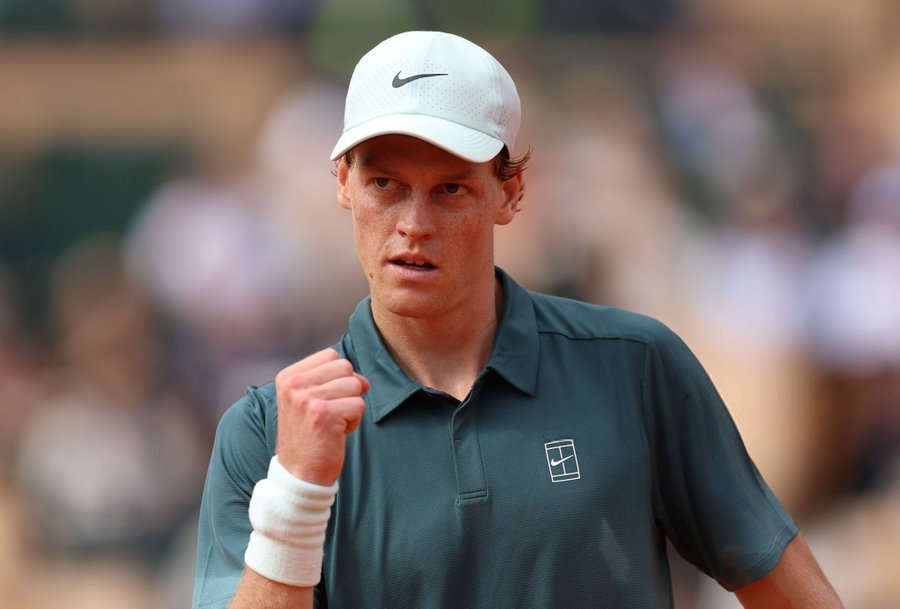 辛纳在第二盘1-3落后下连赢5局，以大比分7-6(5)、6-3击败宿敌阿尔卡拉斯