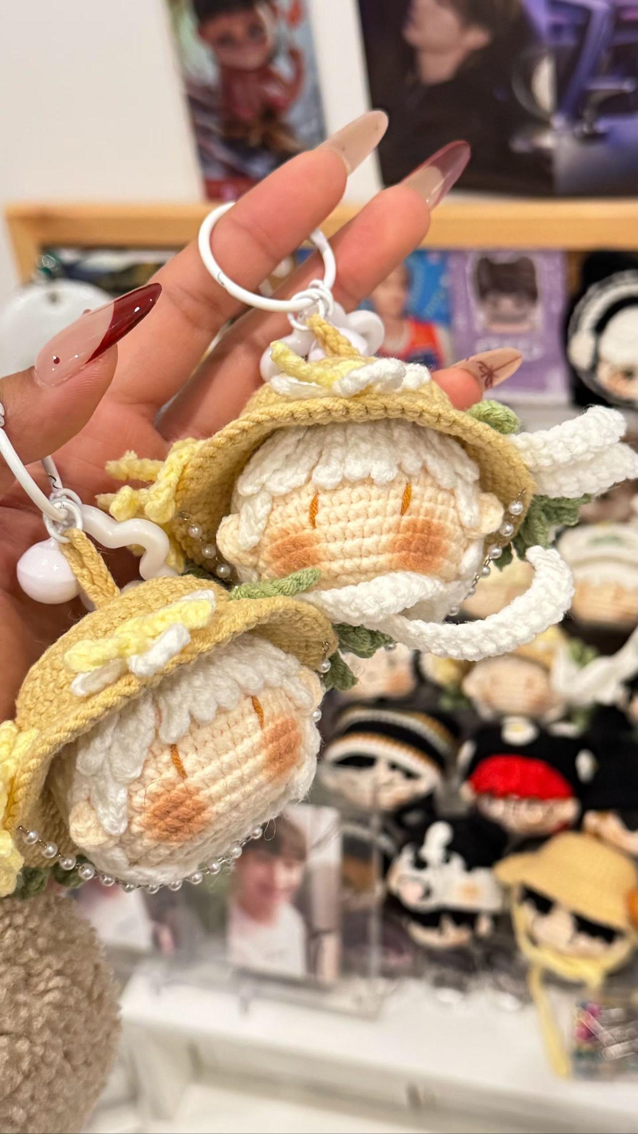 今天逛商场，在一个手作摊位前直接走不动道了！这些钩针娃娃也太可爱了吧！
 
你看