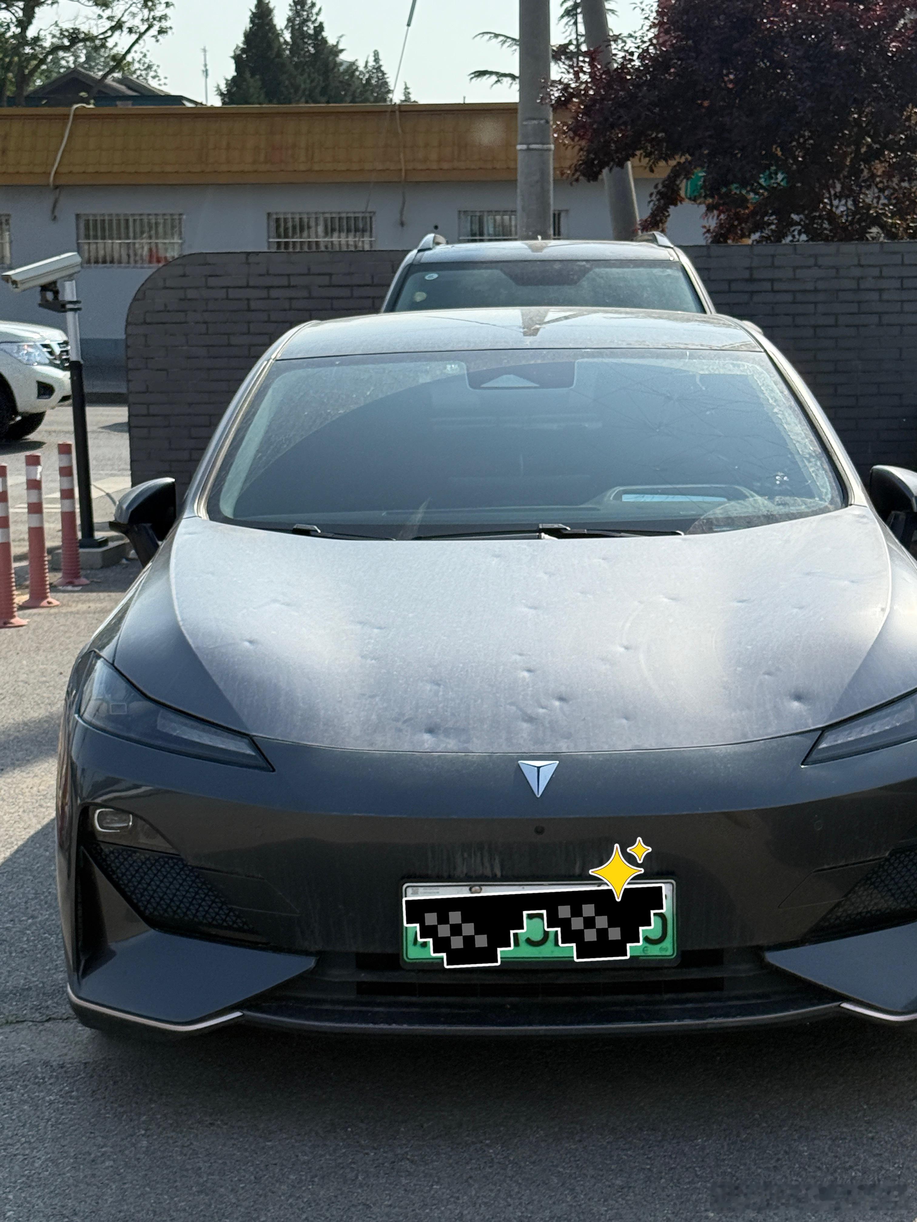 今天去取试驾车 看见了一辆前两天冰雹天气受害车[笑cry]肉眼可见都是坑 实惨[