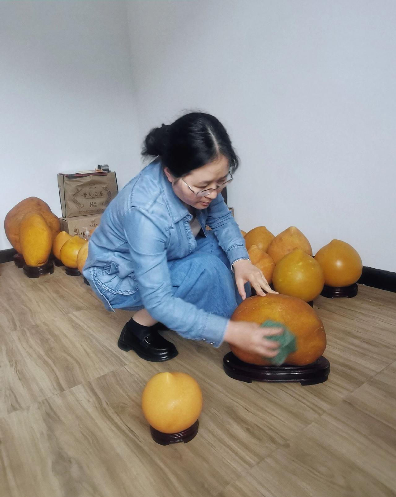 这些年，我们家确实太穷得很，家里有点钱都被我自作主张用来买石头了。
     我