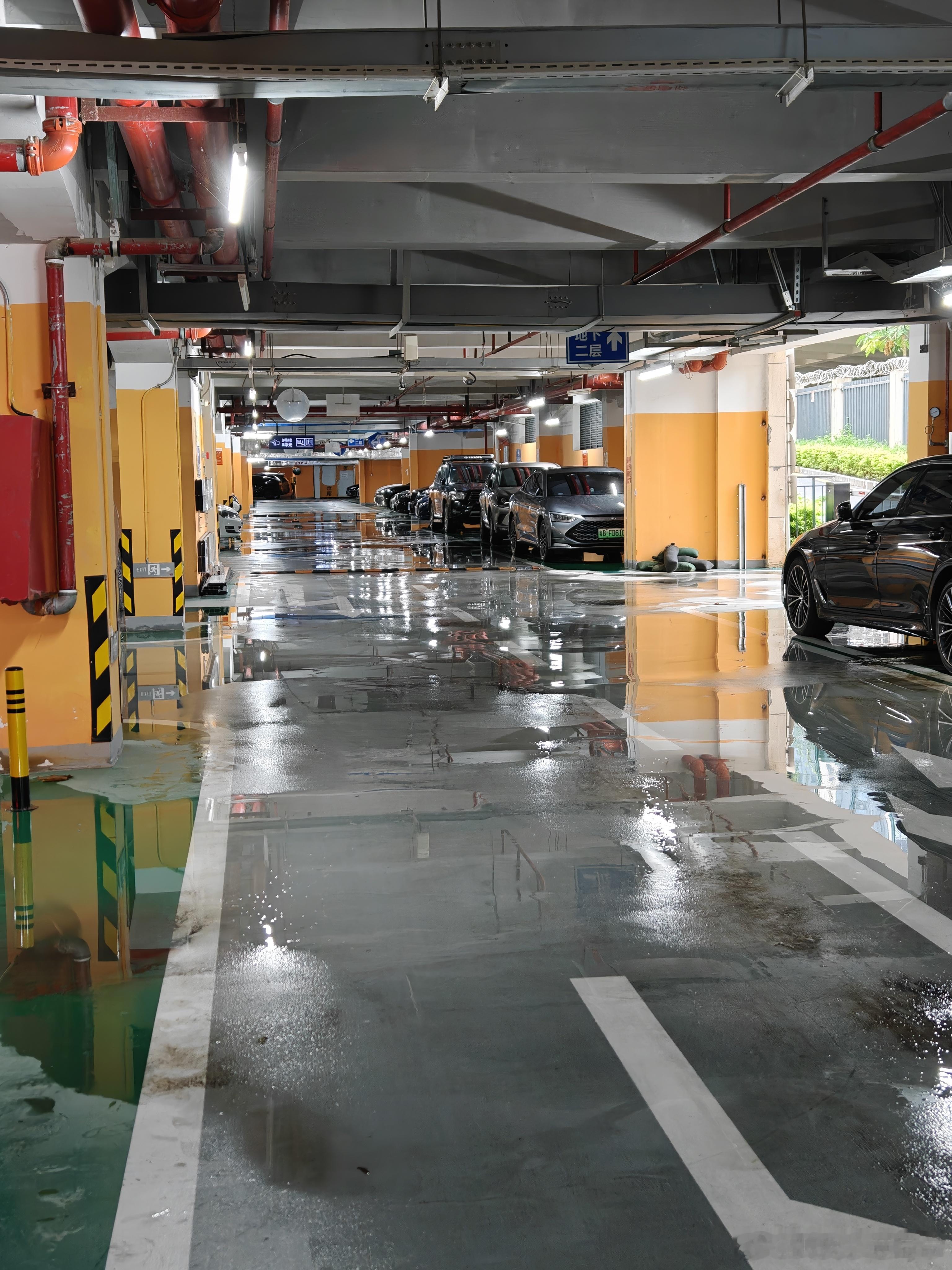 本来刚睡醒还在刷微博，一看到深圳暴雨吓得我赶紧下楼…还好还好，地库没淹，不然就得