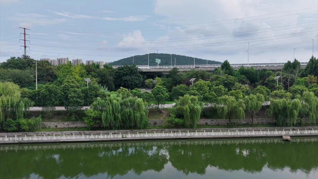 徐州北丁万河，城市天际线超震撼！🌆北丁万河远眺徐州市区，城市天际线清晰得不像话