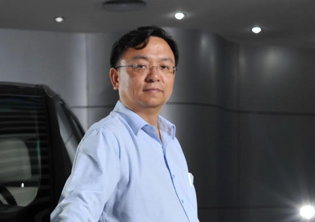 你绝对想不到，身家千亿的比亚迪创始人王传福，如今依然坚持每周雷打不动做一件事：拎
