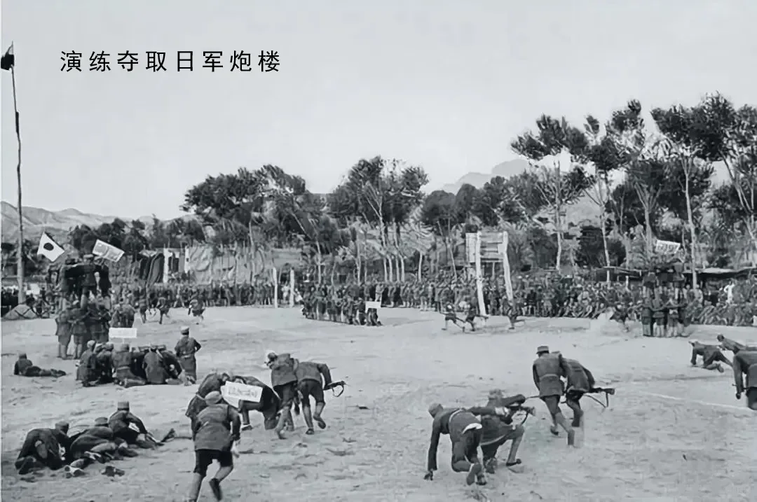 1939年，八路军战士们正在演练如何夺取日军炮楼的场景，场面还是相当壮...