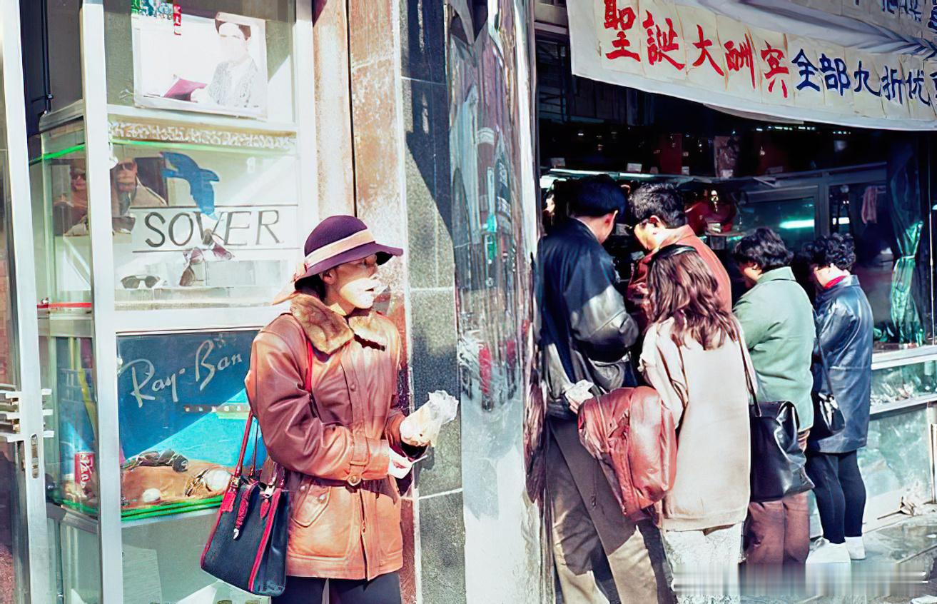 老照片[超话]  九十年代上海街头老照片[超话] ​​​