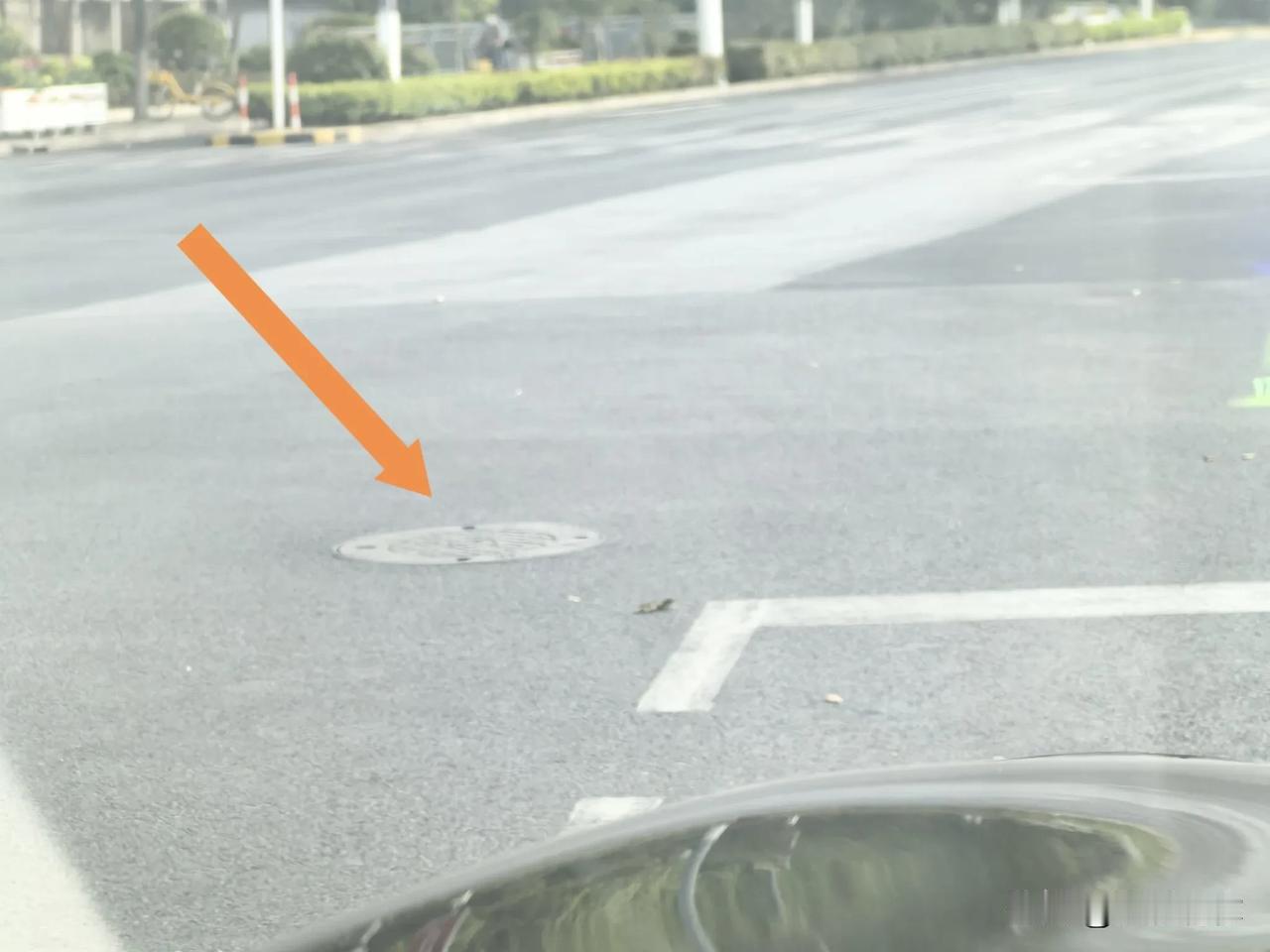 华为ADS智能驾驶每天都有小惊喜。
准确识别井盖，在连续井盖路段甚至会稍微偏一点