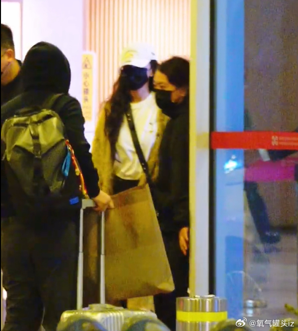 这是去了多少人接机杨幂十几年如一日的火，毫无争议的顶流