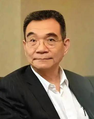 1979年，一名台湾连长冒死游泳横渡台湾海峡回到了祖国大陆，而他的妻子在接受审问