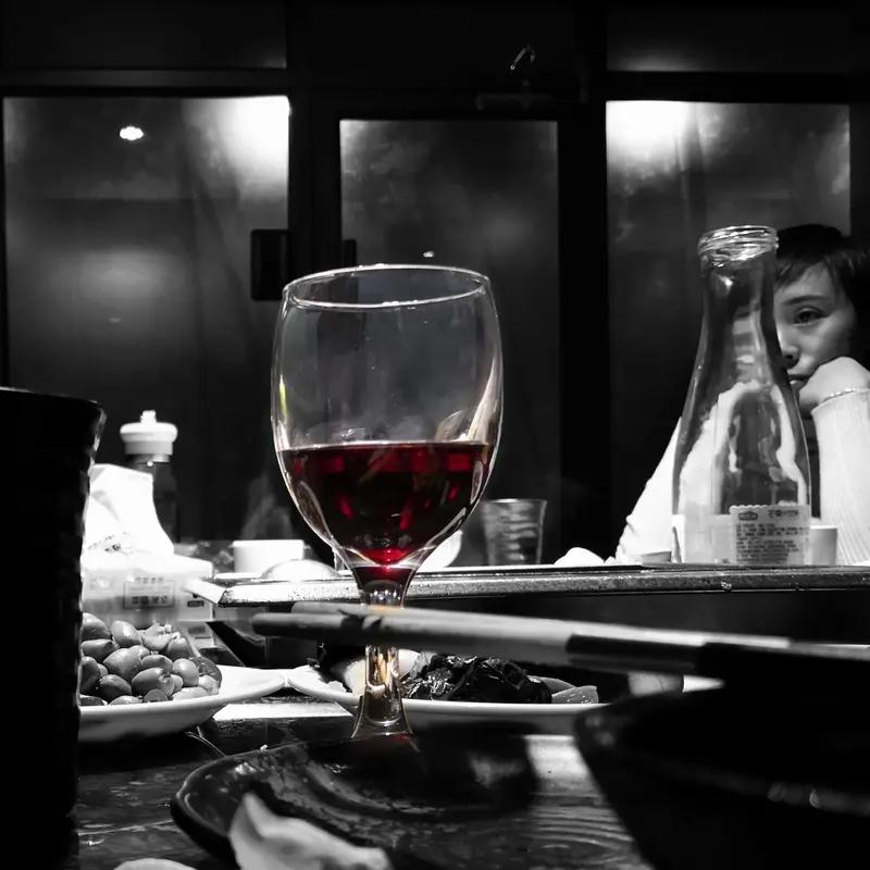 上联：相思入酒杯杯苦，
下联：寂寞成诗字字愁。