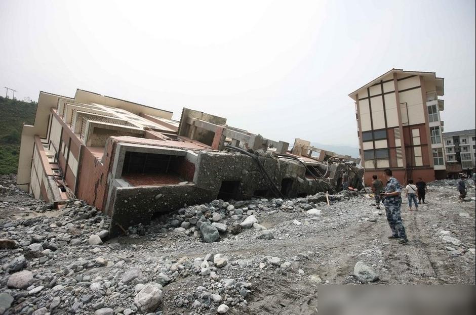 汶川大地震灾后重建，小区所有楼房按抗8级地震设计，全钢筋混凝土浇筑安全可靠：绵竹
