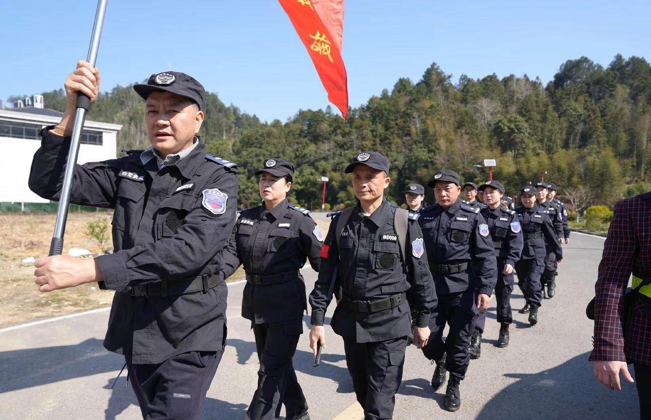 十年，足以镌刻一段并肩前行的故事。在白鹭救援队公益组织十周年之际，我们收获了肯定